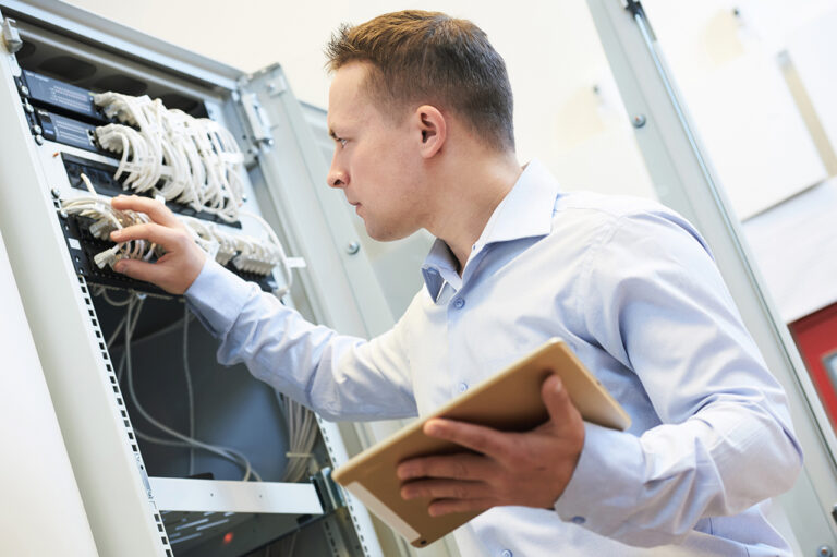 CoworkIt's netværks specialist kontrollerer infrastruktur og hardware udstyr i kundes datacenter