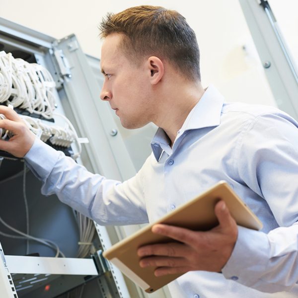 CoworkIt Infrastruktur CoworkIt's netværks specialist kontrollerer infrastruktur og hardware udstyr i kundes datacenter