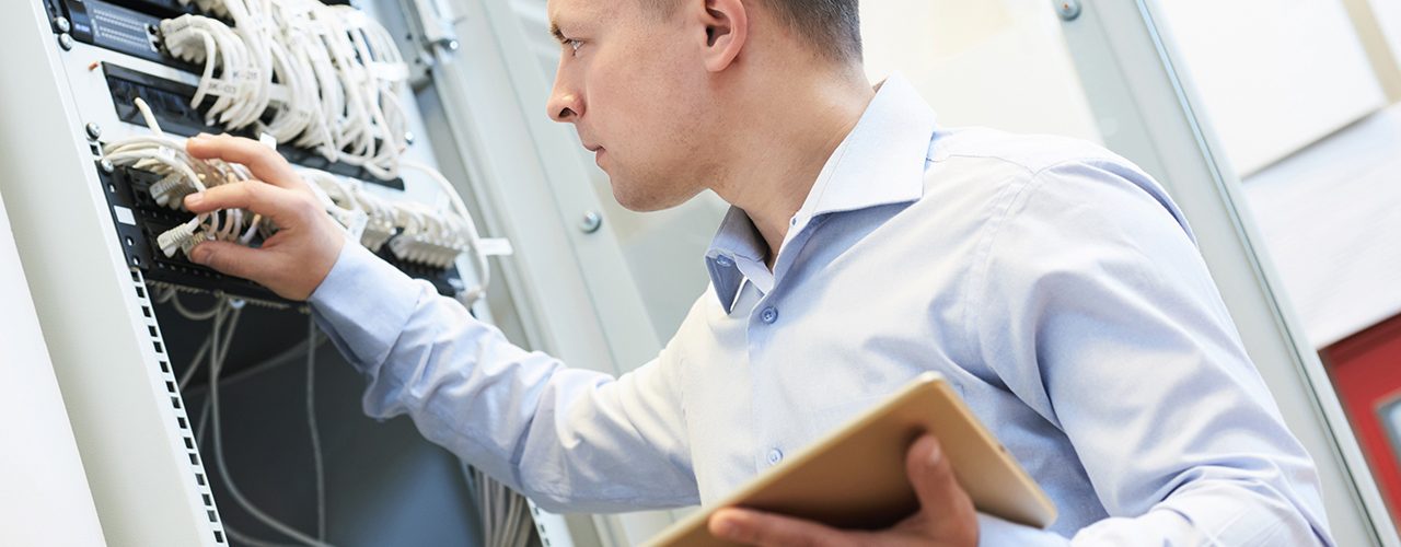 CoworkIt Infrastruktur CoworkIt's netværks specialist kontrollerer infrastruktur og hardware udstyr i kundes datacenter