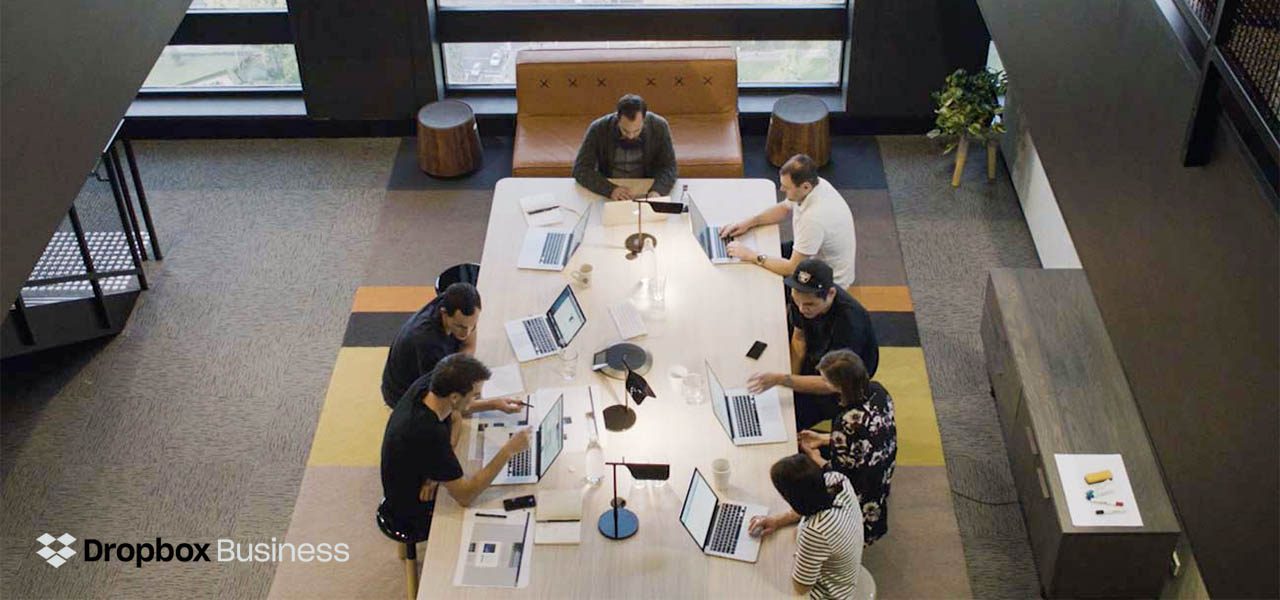Hvad er Dropbox Business Billede af team der arbejder med Dropbox Business