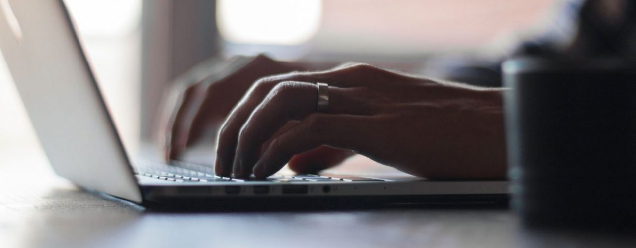 SoMe-Cyberkriminalitet-headerbillede Billede af person ved tastatur